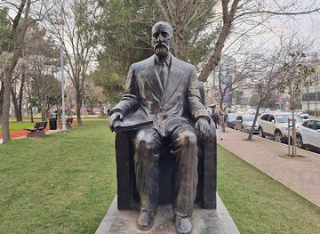 turkiye/istanbul/kadikoy/landmark/osman-hamdi-bey-heykeli