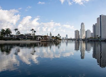 australia/surfers-paradise/landmark/whales-in-paradise