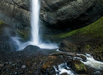 oregon/columbia-river-gorge/landmark/latourell-falls