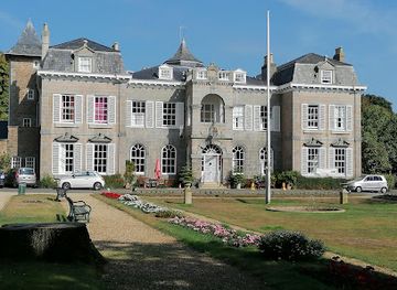 guernsey/les-tielles/landmark/saumarez-park