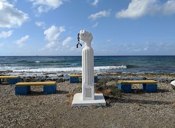 curacao/boca-hulu/landmark/desenkadena-unchained-tula-monument