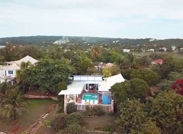 jamaica/treasure-beach/landmark/lyric-villa