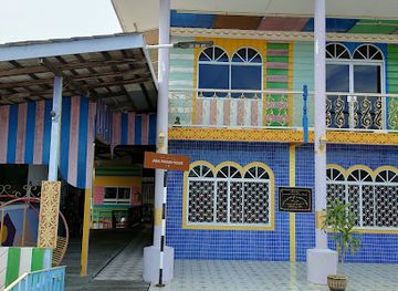 brunei/tutong/landmark/colourful-house