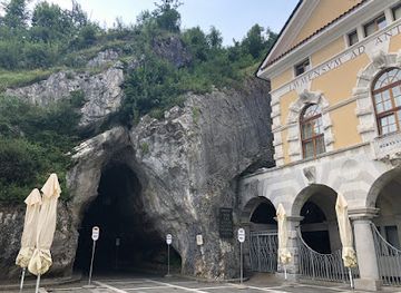 slovenia/postojna/landmark/postojna-cave-parking