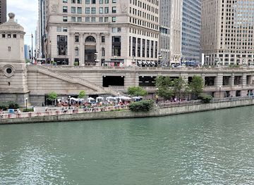illinois/chicago/river-north/landmark/site-of-old-fort-dearborn