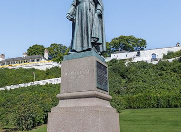 michigan/mackinac-island/landmark/marquette-statue