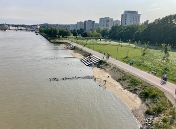 austria/linz/urfahr/landmark/donaustrand-eisenbahnbrucke