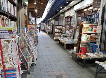 south-korea/busan-beaches/landmark/bosu-book-street