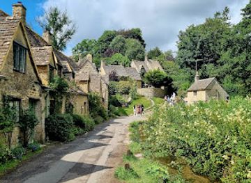 united-kingdom/the-cotswolds/landmark/bridge-and-footpath-to-arlington-row