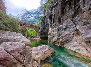 kosovo/peja-mountains/landmark/gryka-e-rugoves