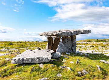 ireland/the-burren/landmark/poulnabrone-dolmen