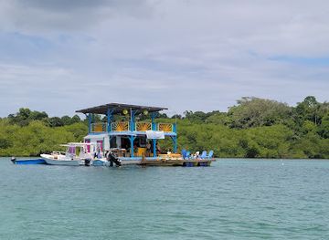 panama/bocas-del-toro/landmark/floating-bar