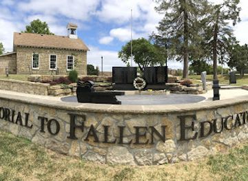 kansas/emporia/landmark/national-memorial-to-fallen-educators