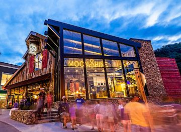 tennessee/gatlinburg/landmark/sugarlands-distilling-company