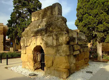 Tumba romana del Camino Viejo de Almodóvar (s. I C.)