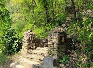 iowa/driftless-area/landmark/ice-cave-hill-park