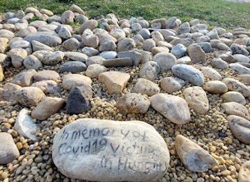 hungary/budapest/landmark/huszezer-aldozat-huszezer-ko-emlekhely