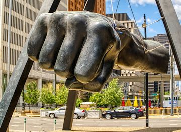 michigan/detroit/landmark/monument-to-joe-louis-the-fist