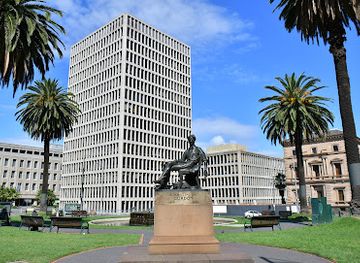 australia/melbourne/landmark/adam-lindsay-gordon-statue