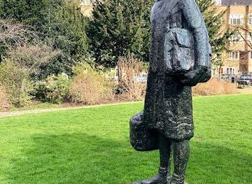 netherlands/utrecht/landmark/sculpture-of-anne-frank