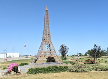 canada/prairies/landmark/eiffel-tower-replica
