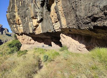 south-africa/drakensberg/landmark/pillar-cave