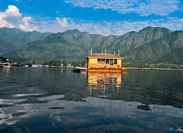 india/kashmir-great-lakes/landmark/shikara-ride