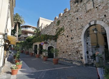 italy/taormina/landmark/porta-catania