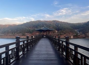 south-korea/north-gyeongsang-province/landmark/woryeonggyo
