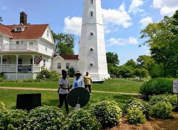 wisconsin/milwaukee/east-side/landmark/wisconsin-state-historical-marker-535-north-point-light-station
