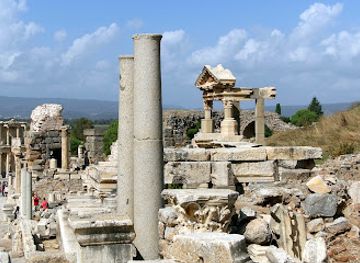 turkiye/ephesus/landmark/trajan-fountain