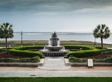 south-carolina/sea-islands/landmark/pineapple-fountain