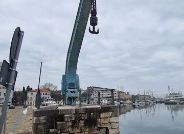 croatia/pula/landmark/historic-harbor-crane
