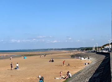france/normandy-beaches/landmark/omaha-beach-dog-white