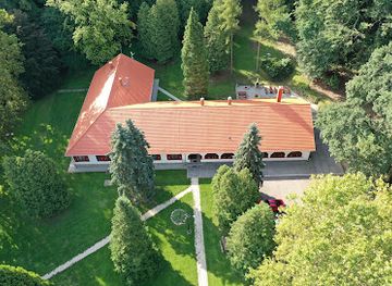 hungary/bakony/landmark/huszarokelopusztai-vadaszhaz-es-udulohaz