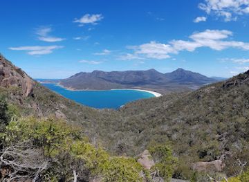 australia/outback/landmark/wineglass-bay-lookout