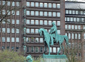 germany/hamburg/landmark/kaiser-wilhelm-i-eiche