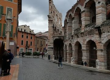 italy/verona/verona-city-centre/landmark/porta-nuova