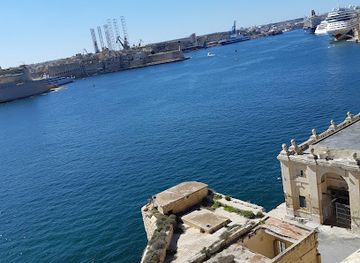 malta/southern-harbour/landmark/st-george-s-square