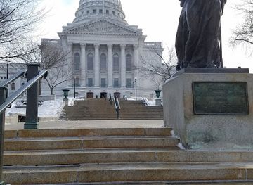 wisconsin/madison/capitol-square/landmark/wisconsin-veterans-museum