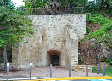 new-caledonia/noumea/baie-des-citrons/landmark/four-a-chaux-de-la-baie-des-citrons