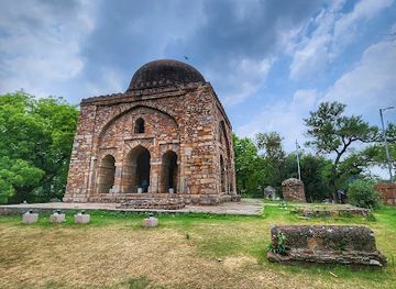 india/delhi/hauz-khas-village/landmark/barah-khamba