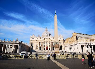 vatican-city/st-peter-s-square/landmark/fontana-di-piazza-santa-marta