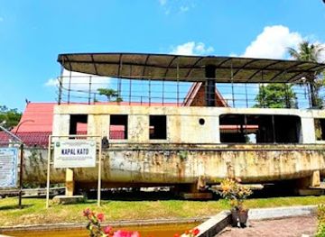 indonesia/riau/landmark/replica-van-de-siak-sultanate-rivierboot