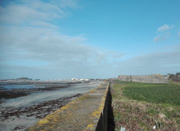 guernsey/grandes-rocques/landmark/german-naval-signals-hq