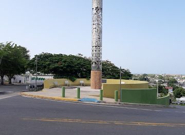 puerto-rico/guayama/landmark/totem-memoria-urbana-leaning-totem-of-guayama