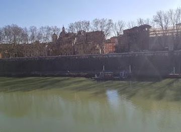 italy/rome/landmark/lungotevere-ripa