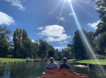 new-zealand/christchurch/landmark/punting-on-the-avon-antigua-boat-sheds