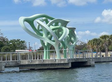 florida/tampa/channelside/landmark/tampa-history-center-dock-3
