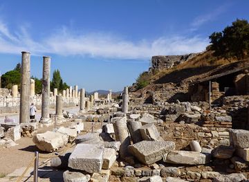 turkiye/ephesus/landmark/ancient-direction-signal